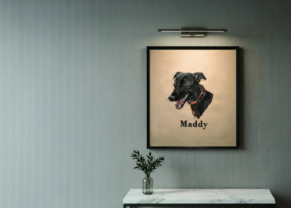 壁に飾られたMaddyの刺繍アートパネル