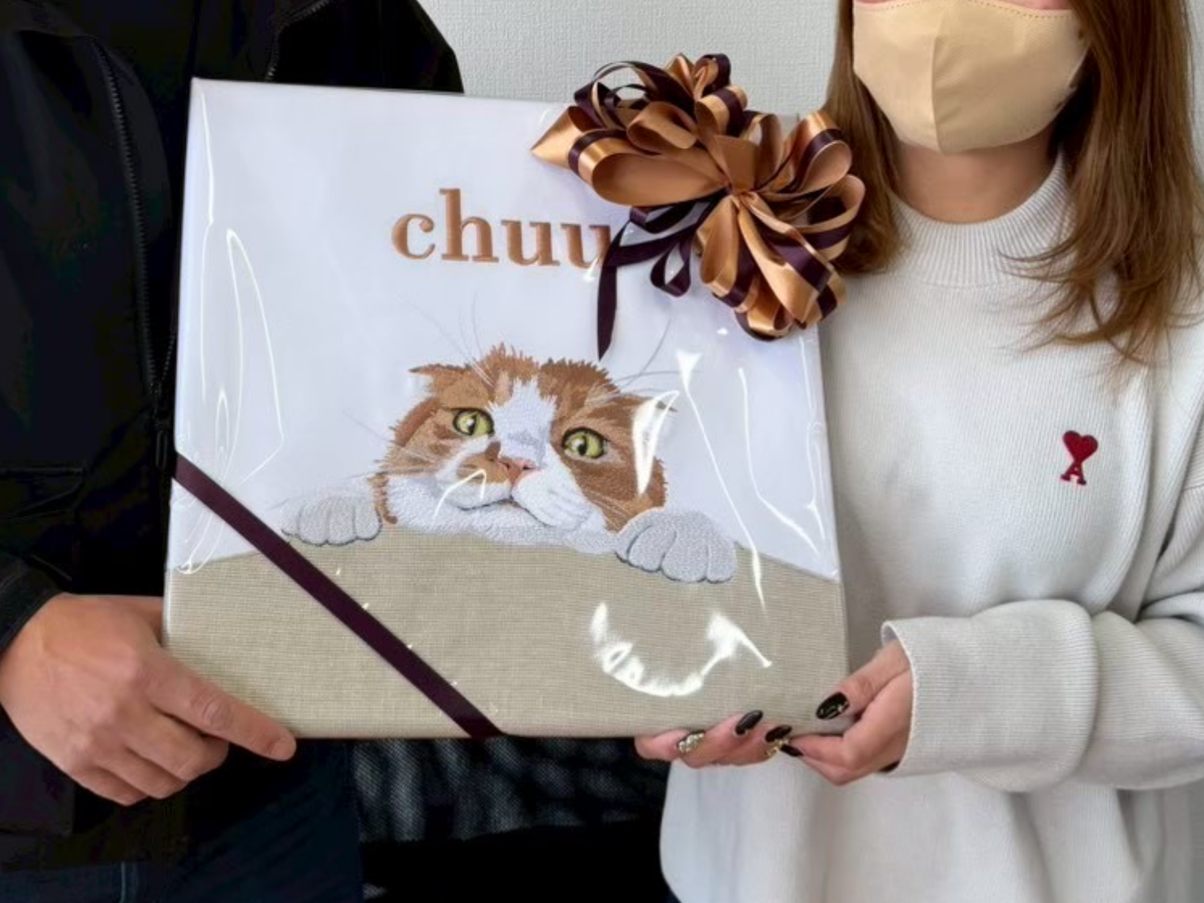 お客様に刺繍アートをお渡し
